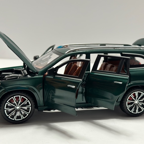 1:24 Mercedes-Benz GLS63 AMG DIECAST with led headlight and taillight Green - Picture 5 of 9